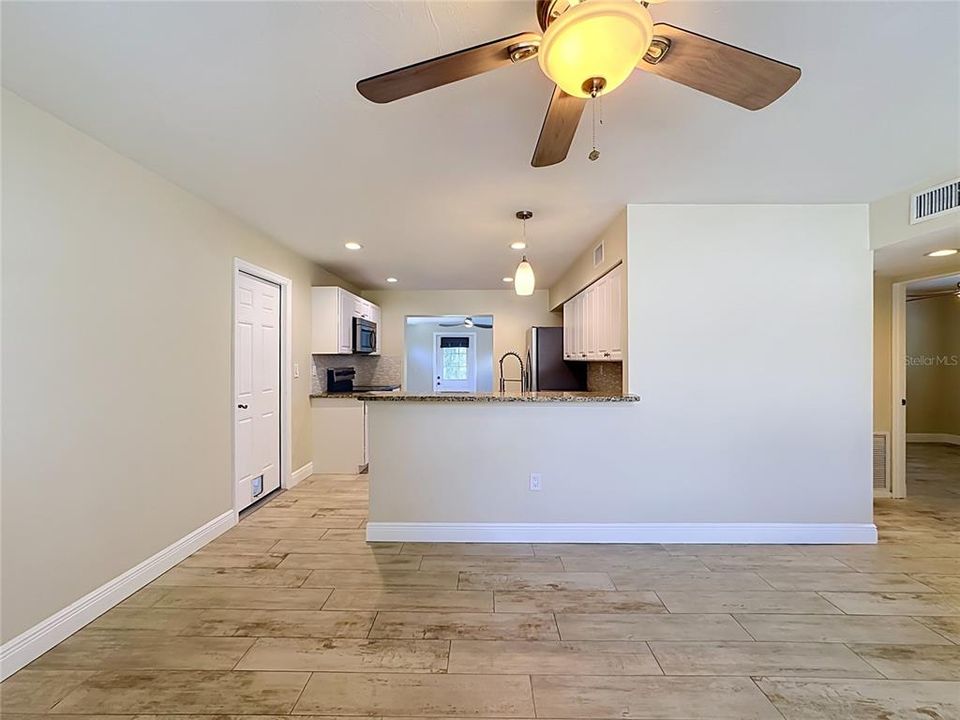 For Sale: $329,000 (2 beds, 1 baths, 888 Square Feet)