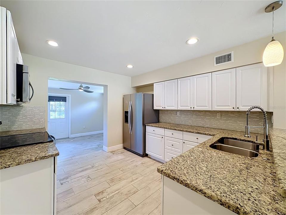 For Sale: $329,000 (2 beds, 1 baths, 888 Square Feet)
