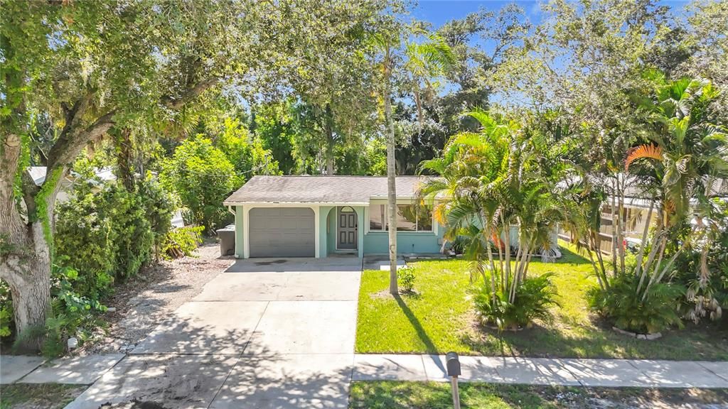For Sale: $329,000 (2 beds, 1 baths, 888 Square Feet)