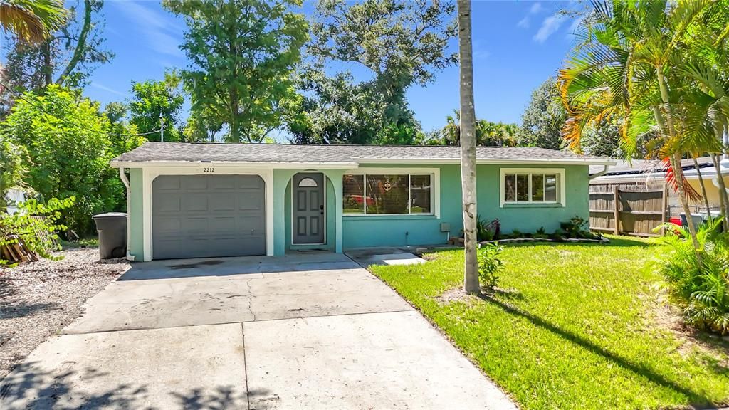For Sale: $329,000 (2 beds, 1 baths, 888 Square Feet)