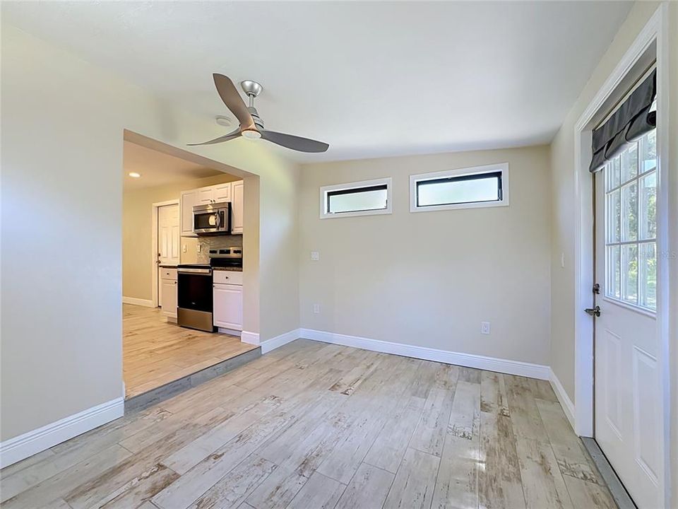 For Sale: $329,000 (2 beds, 1 baths, 888 Square Feet)