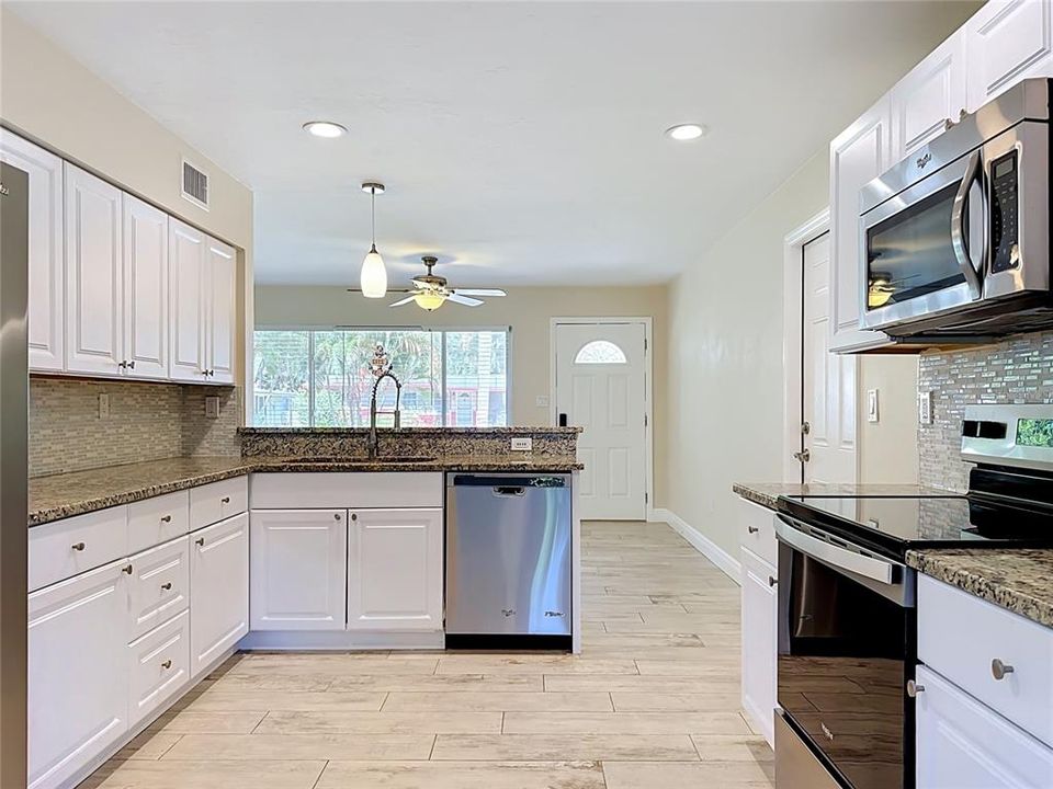 For Sale: $329,000 (2 beds, 1 baths, 888 Square Feet)