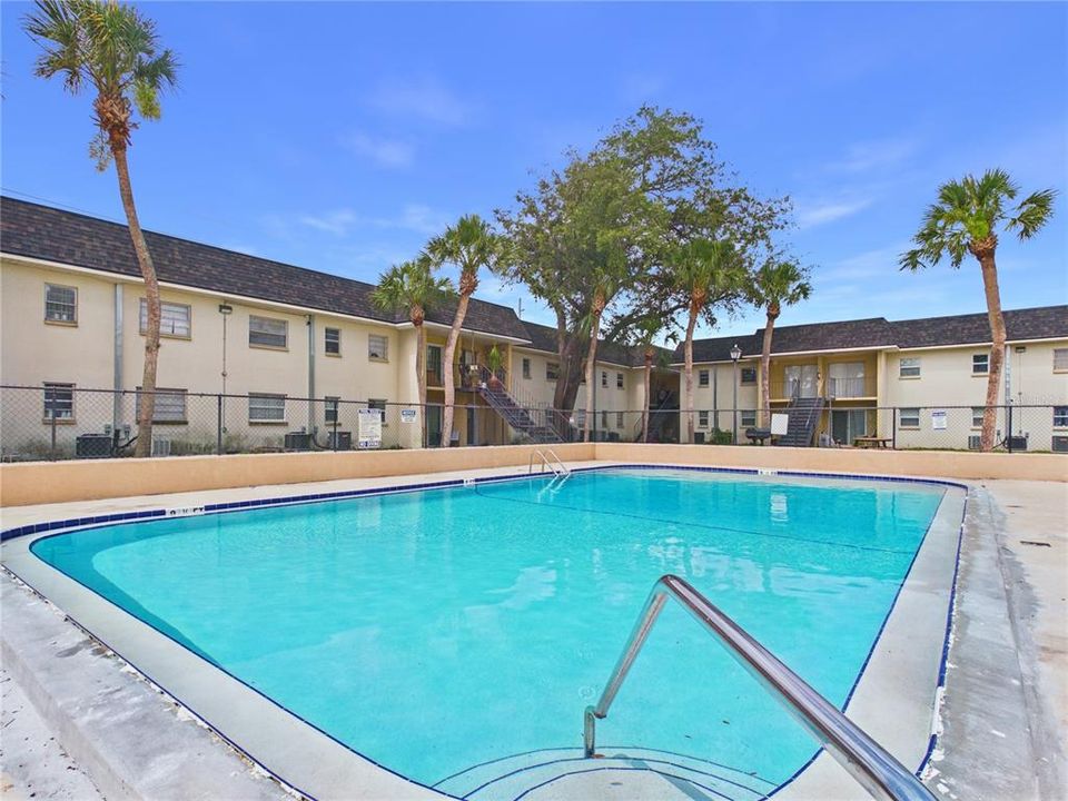 For Sale: $135,900 (2 beds, 1 baths, 832 Square Feet)