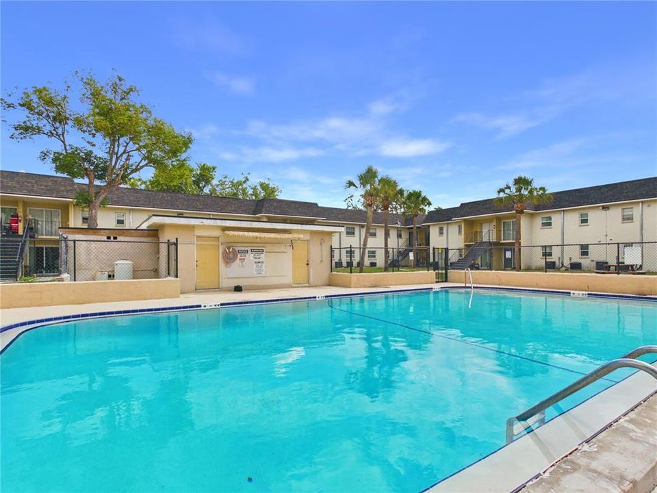 For Sale: $135,900 (2 beds, 1 baths, 832 Square Feet)