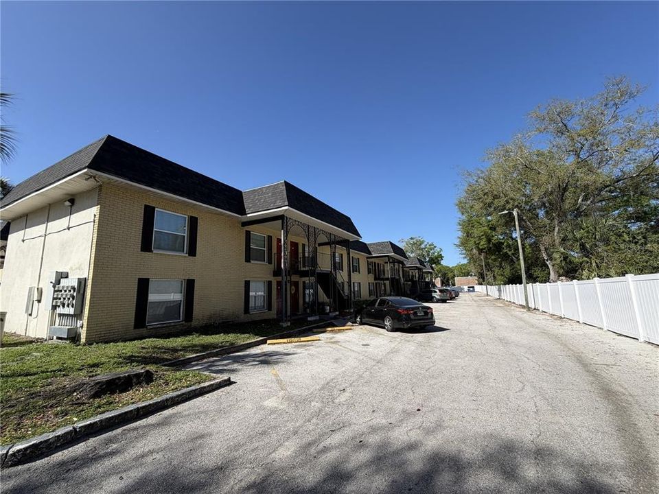 For Sale: $135,900 (2 beds, 1 baths, 832 Square Feet)