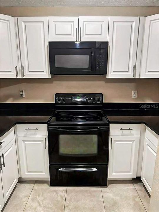 For Sale: $135,900 (2 beds, 1 baths, 832 Square Feet)