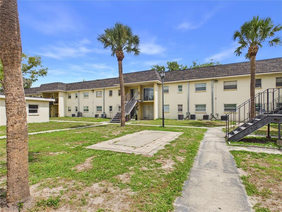 For Sale: $135,900 (2 beds, 1 baths, 832 Square Feet)