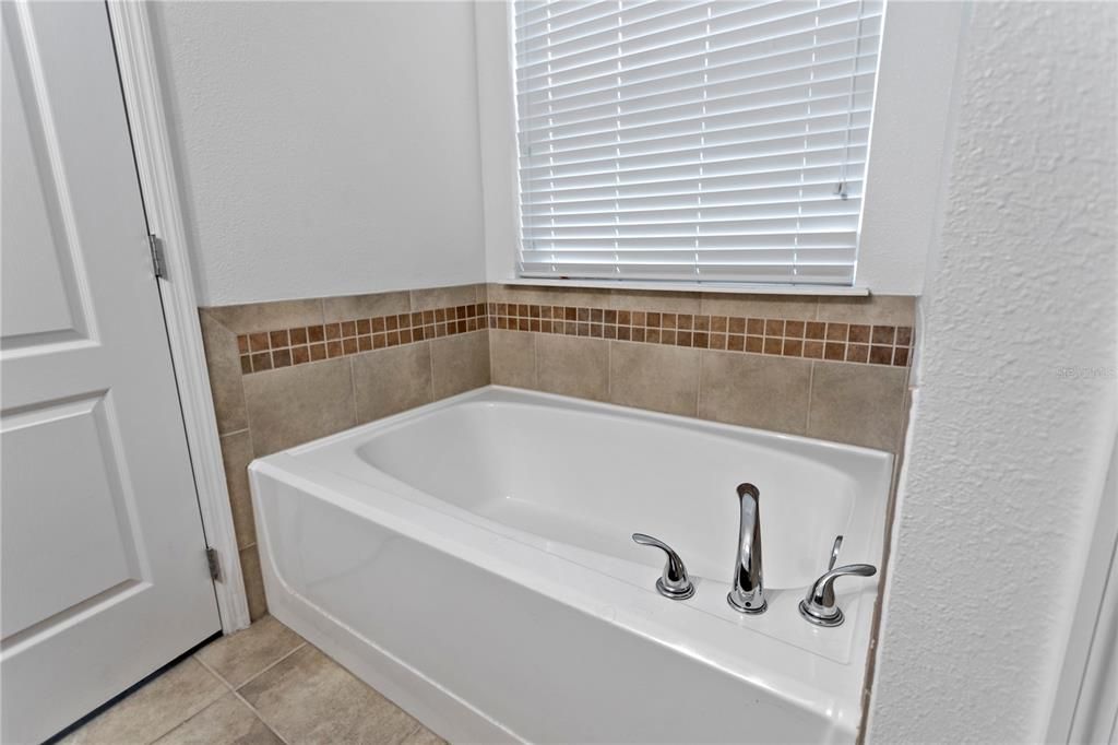For Sale: $350,000 (3 beds, 2 baths, 2000 Square Feet)