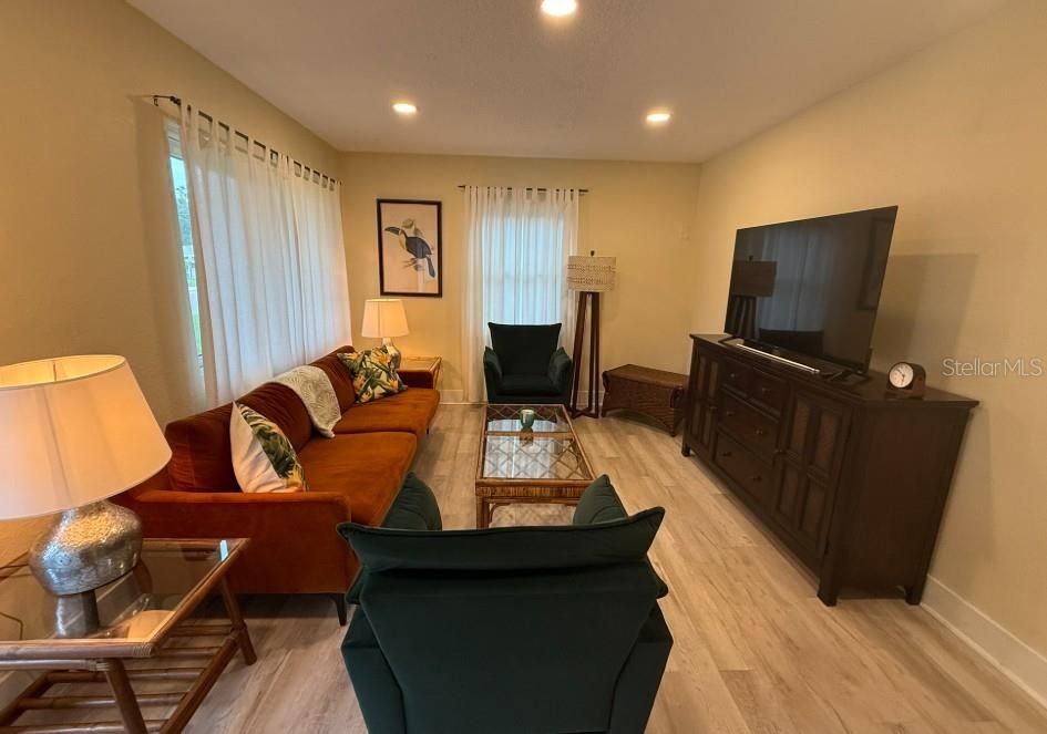 For Rent: $1,995 (2 beds, 1 baths, 927 Square Feet)