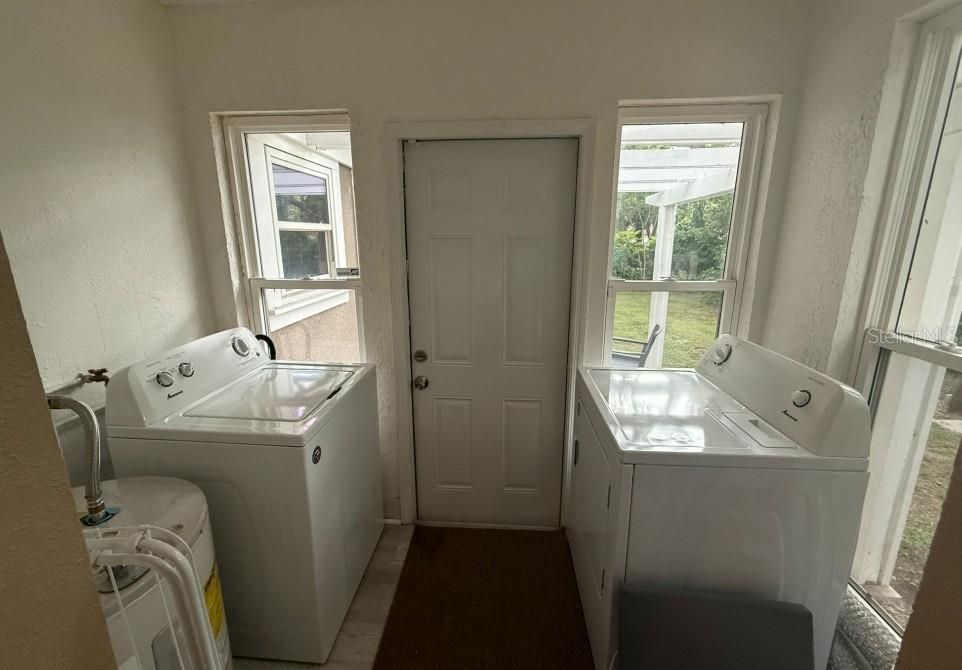 For Rent: $1,995 (2 beds, 1 baths, 927 Square Feet)