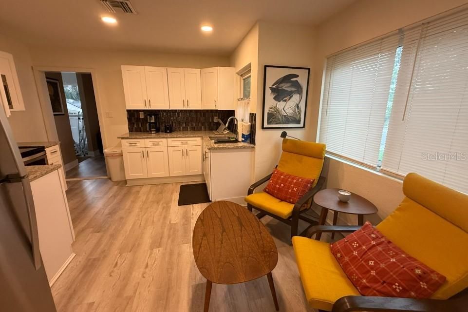 For Rent: $1,995 (2 beds, 1 baths, 927 Square Feet)