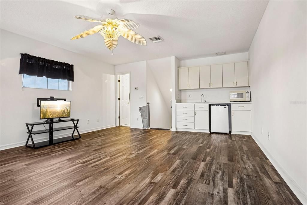 For Sale: $325,000 (2 beds, 2 baths, 2080 Square Feet)