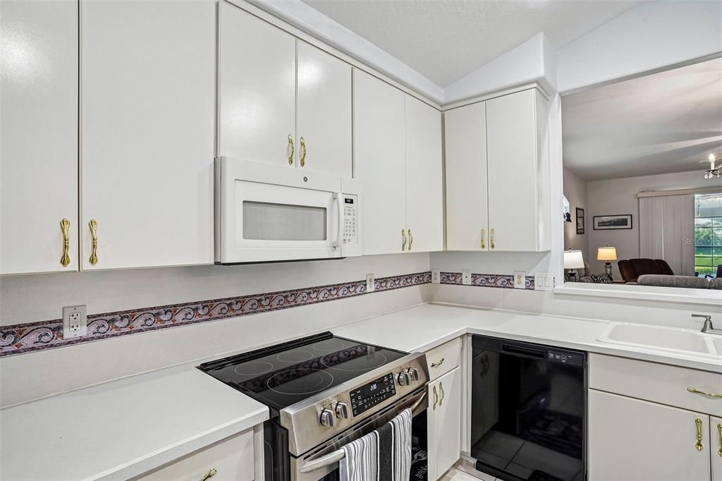 For Sale: $325,000 (2 beds, 2 baths, 2080 Square Feet)
