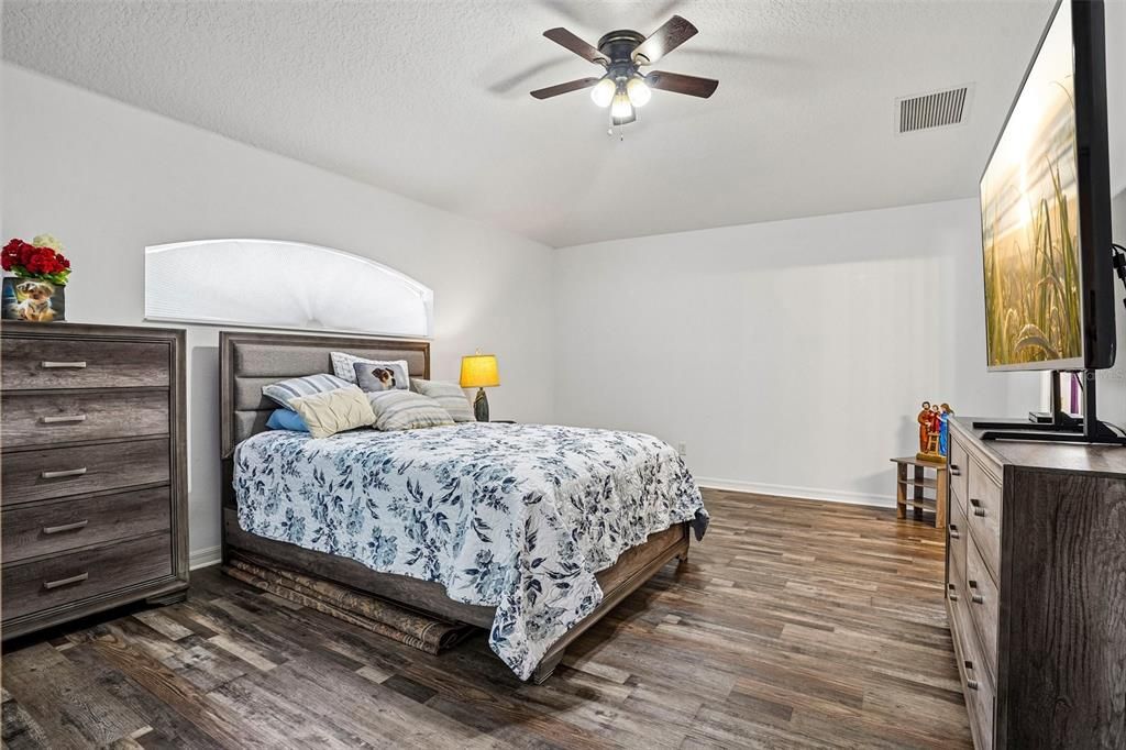 For Sale: $325,000 (2 beds, 2 baths, 2080 Square Feet)