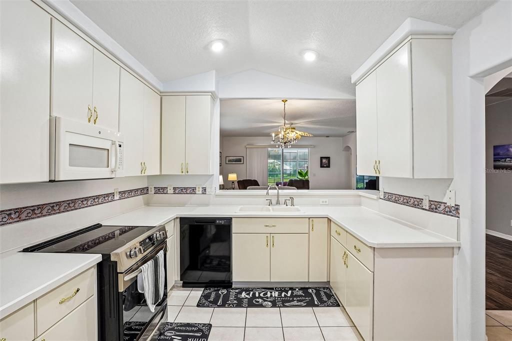 For Sale: $325,000 (2 beds, 2 baths, 2080 Square Feet)