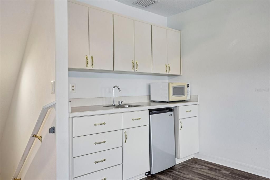 For Sale: $325,000 (2 beds, 2 baths, 2080 Square Feet)