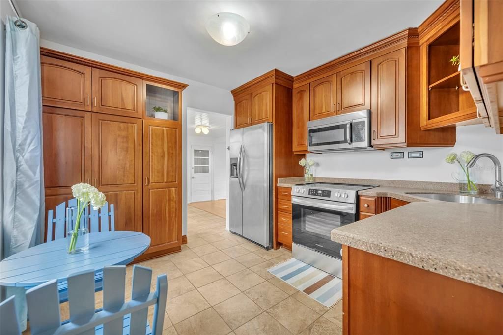 For Rent: $2,300 (2 beds, 1 baths, 1223 Square Feet)