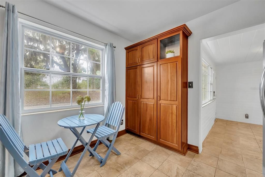 For Rent: $2,300 (2 beds, 1 baths, 1223 Square Feet)