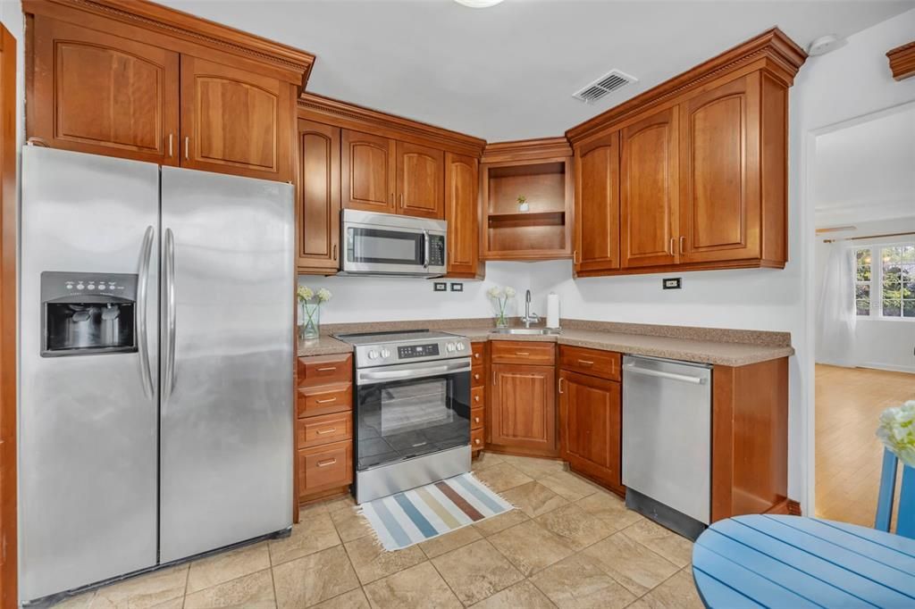 For Rent: $2,300 (2 beds, 1 baths, 1223 Square Feet)