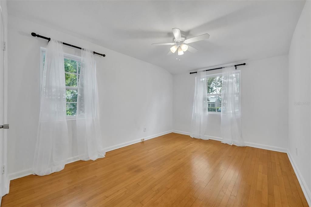 For Rent: $2,300 (2 beds, 1 baths, 1223 Square Feet)