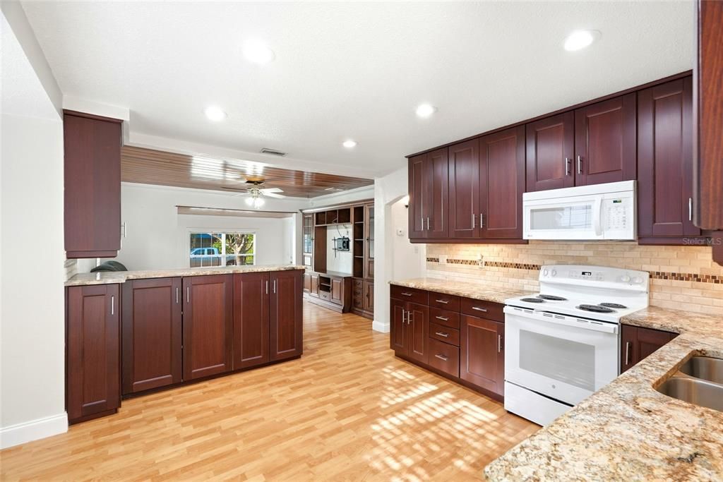 На продажу: $399,900 (3 спален, 2 ванн, 936 Квадратных фут)