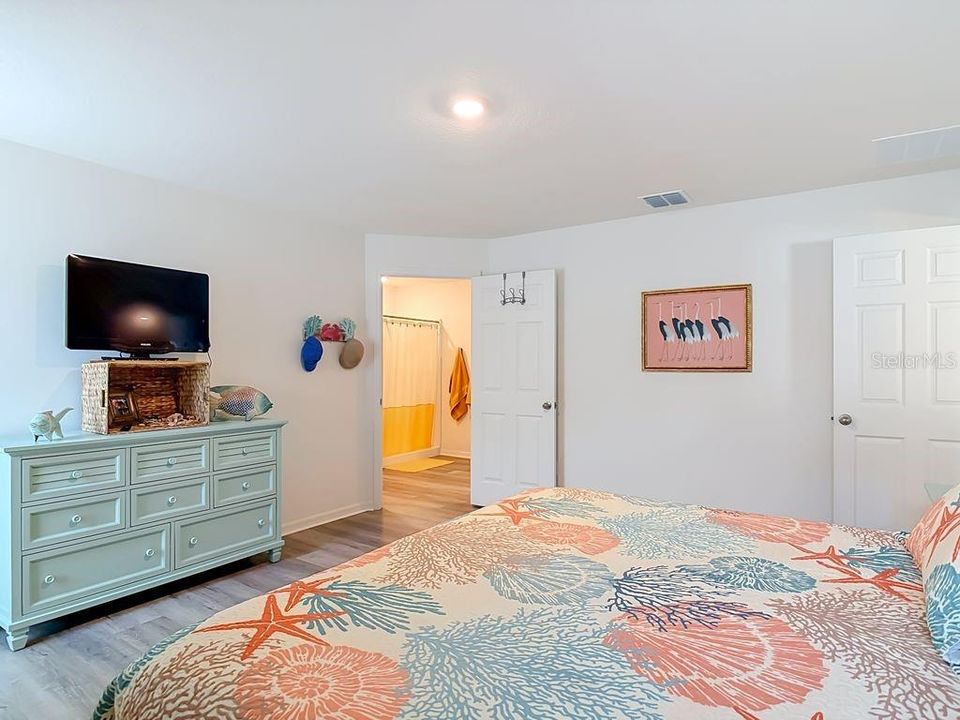For Sale: $399,900 (4 beds, 2 baths, 2134 Square Feet)