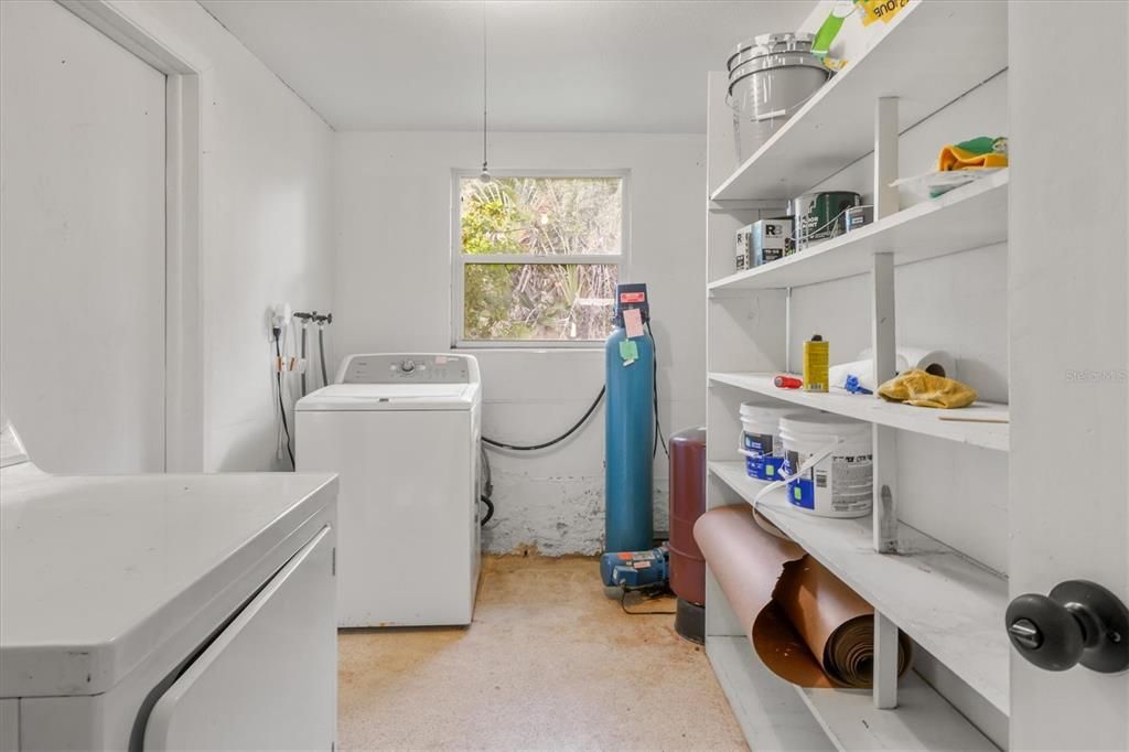 For Sale: $215,000 (2 beds, 1 baths, 815 Square Feet)