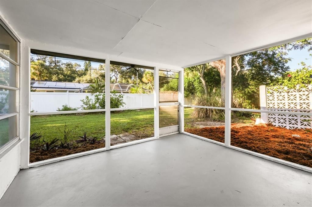 For Sale: $215,000 (2 beds, 1 baths, 815 Square Feet)