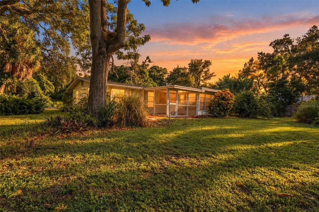 For Sale: $215,000 (2 beds, 1 baths, 815 Square Feet)