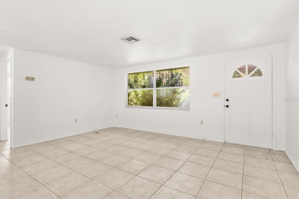For Sale: $215,000 (2 beds, 1 baths, 815 Square Feet)