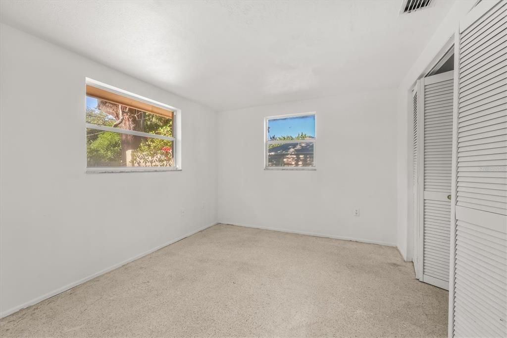 For Sale: $215,000 (2 beds, 1 baths, 815 Square Feet)