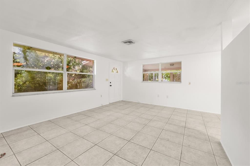 For Sale: $215,000 (2 beds, 1 baths, 815 Square Feet)