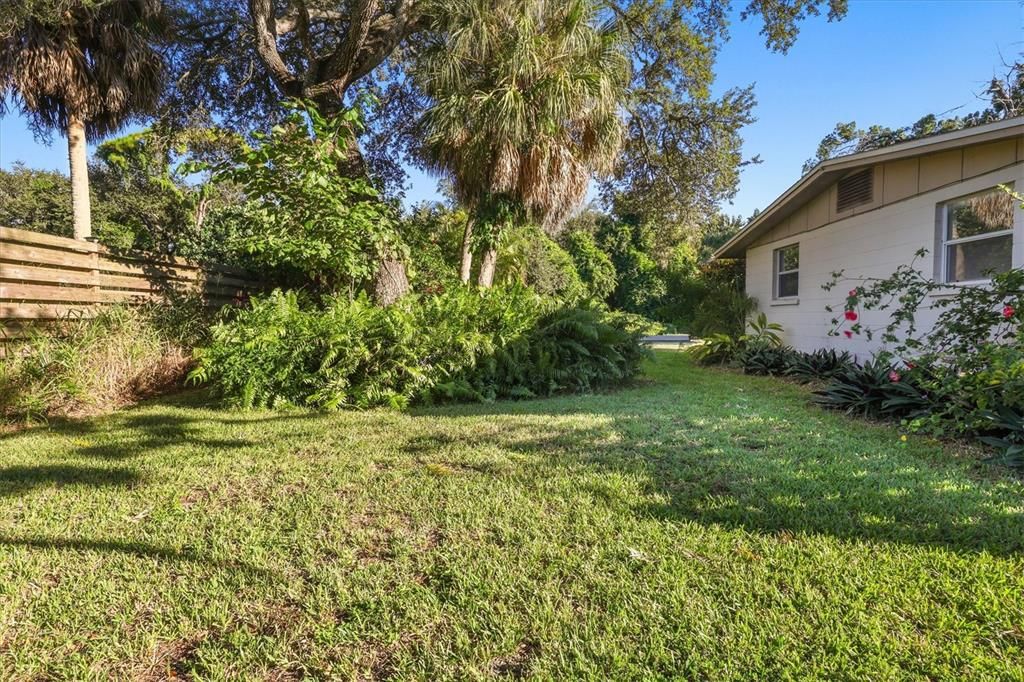 For Sale: $215,000 (2 beds, 1 baths, 815 Square Feet)