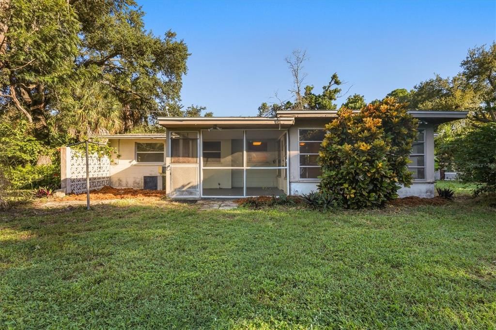 For Sale: $215,000 (2 beds, 1 baths, 815 Square Feet)