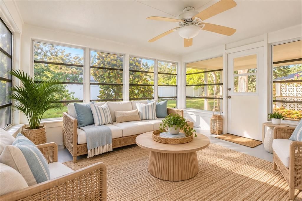 For Sale: $215,000 (2 beds, 1 baths, 815 Square Feet)
