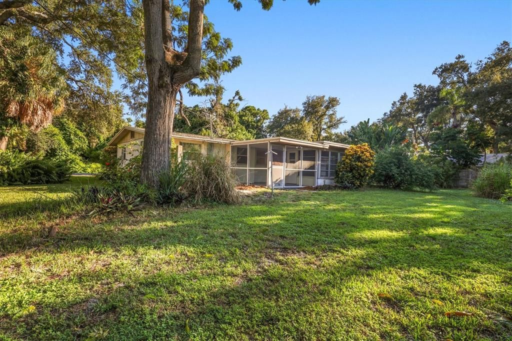 For Sale: $215,000 (2 beds, 1 baths, 815 Square Feet)