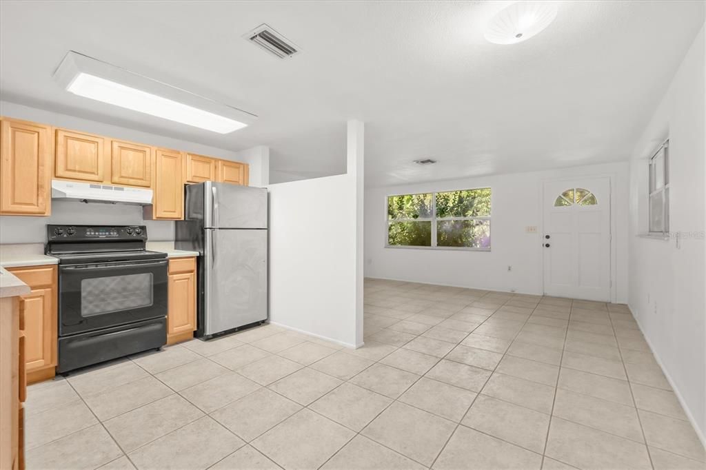 For Sale: $215,000 (2 beds, 1 baths, 815 Square Feet)