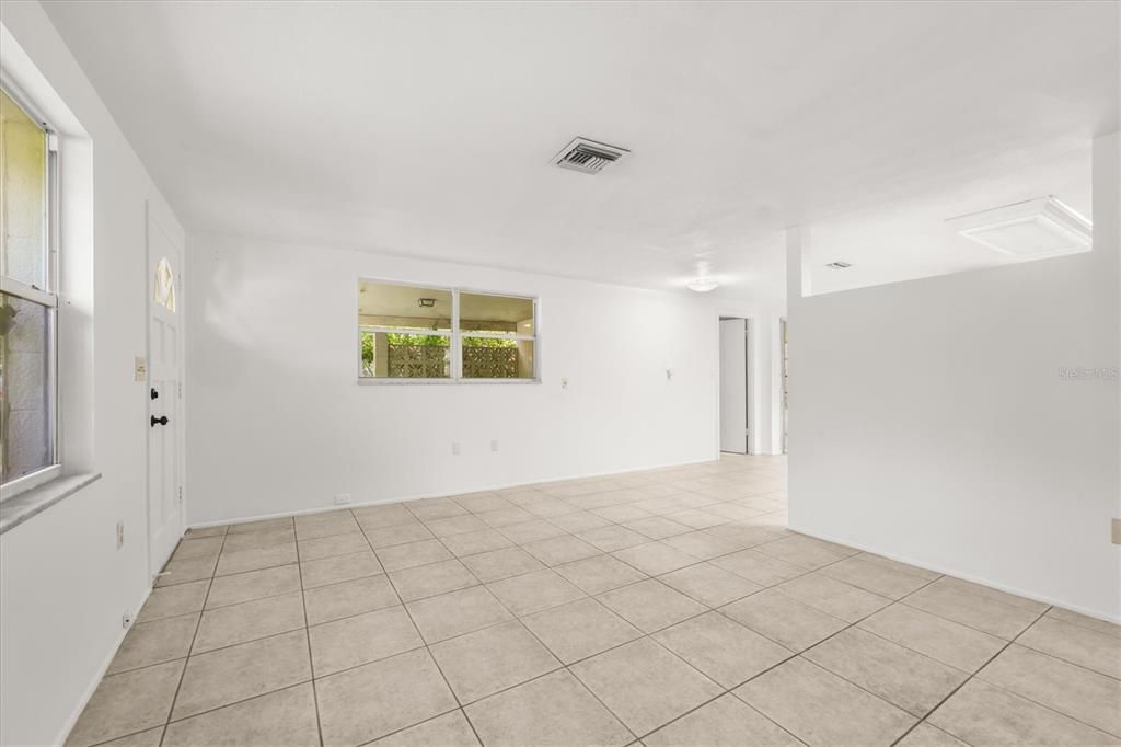 For Sale: $215,000 (2 beds, 1 baths, 815 Square Feet)