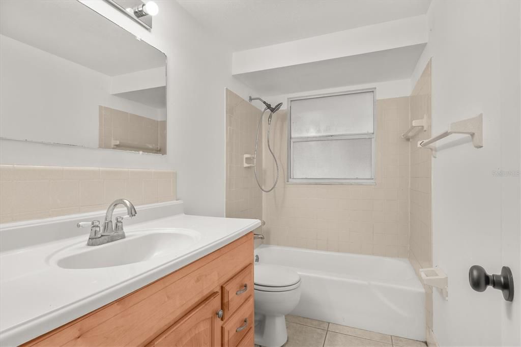 For Sale: $215,000 (2 beds, 1 baths, 815 Square Feet)