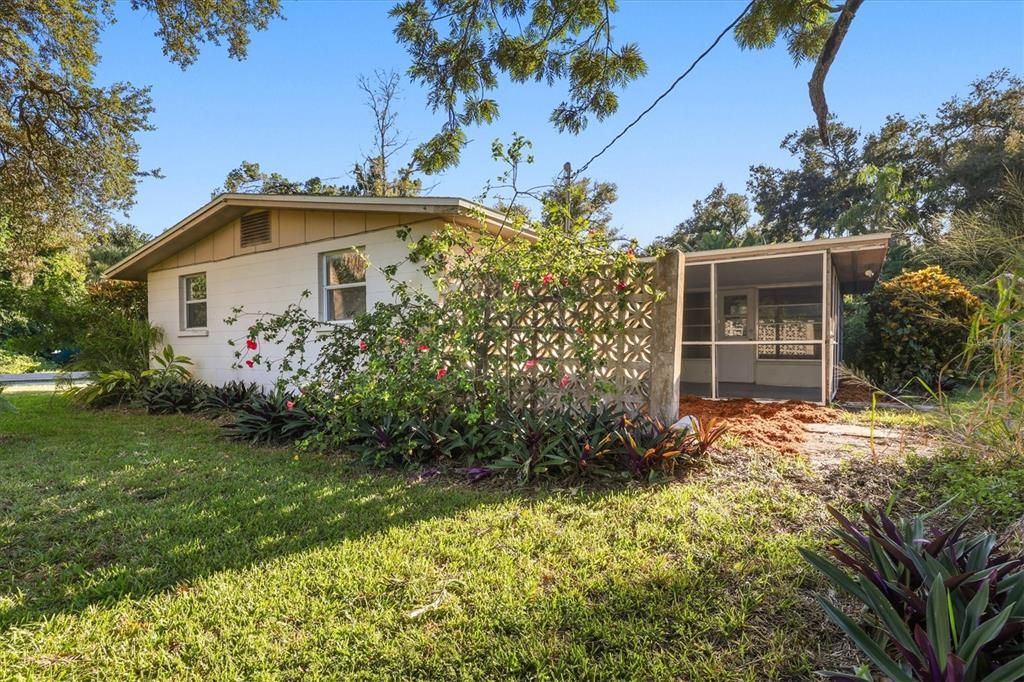 For Sale: $215,000 (2 beds, 1 baths, 815 Square Feet)