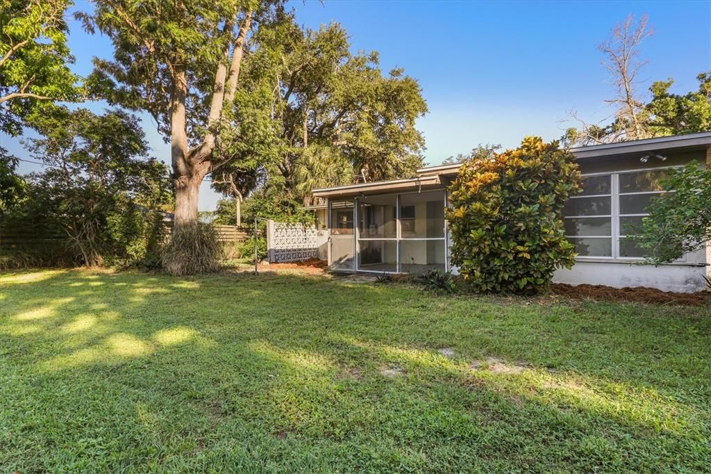 For Sale: $215,000 (2 beds, 1 baths, 815 Square Feet)