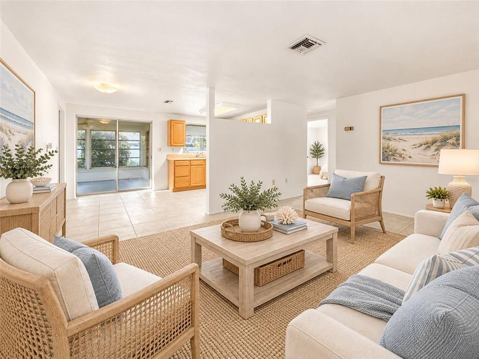 For Sale: $215,000 (2 beds, 1 baths, 815 Square Feet)
