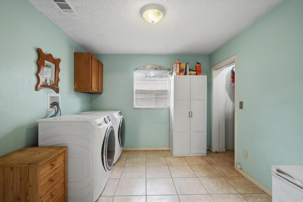 For Sale: $375,000 (3 beds, 3 baths, 2529 Square Feet)
