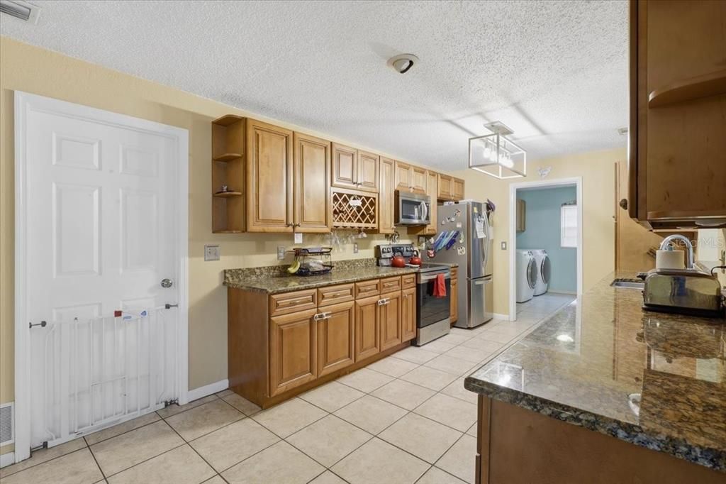 For Sale: $375,000 (3 beds, 3 baths, 2529 Square Feet)