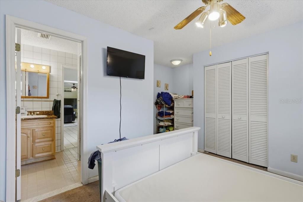 For Sale: $375,000 (3 beds, 3 baths, 2529 Square Feet)
