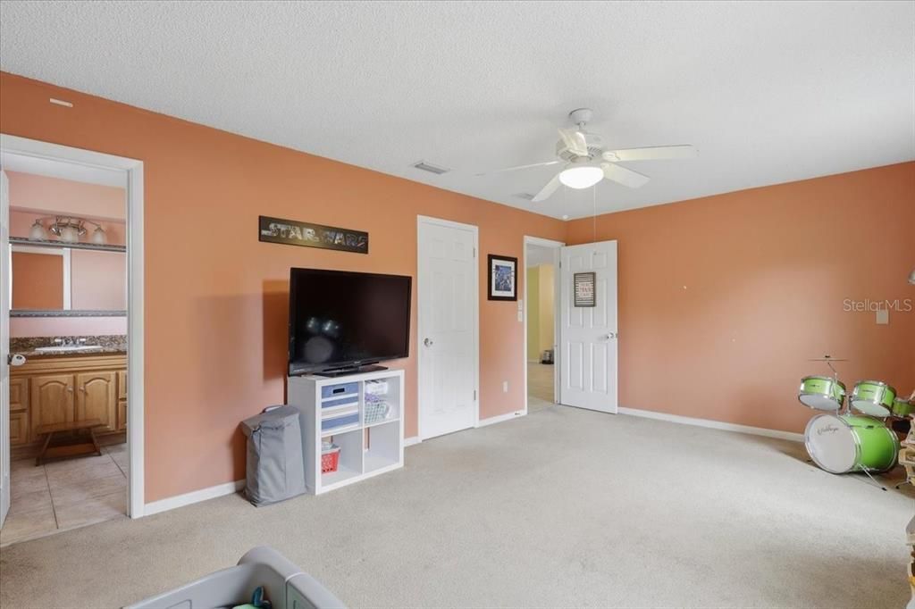 For Sale: $375,000 (3 beds, 3 baths, 2529 Square Feet)