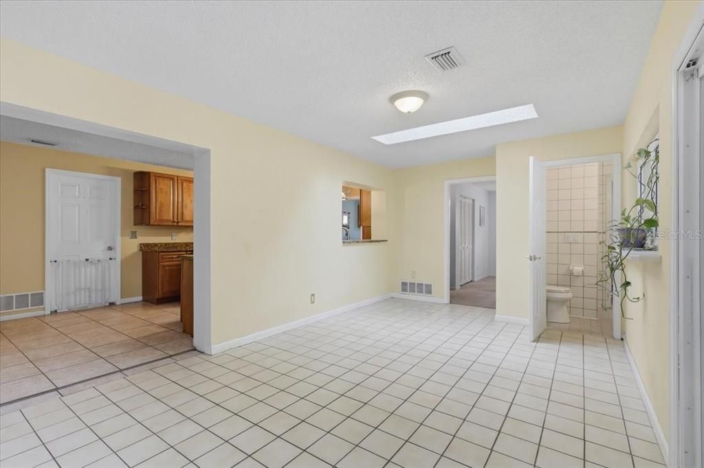 For Sale: $375,000 (3 beds, 3 baths, 2529 Square Feet)