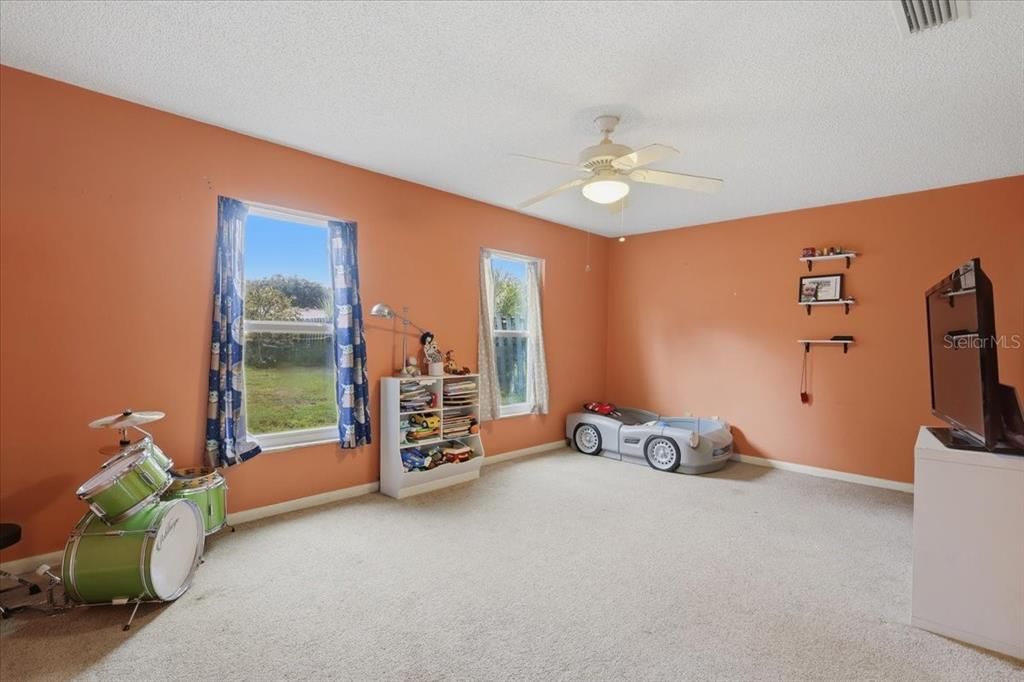 For Sale: $375,000 (3 beds, 3 baths, 2529 Square Feet)