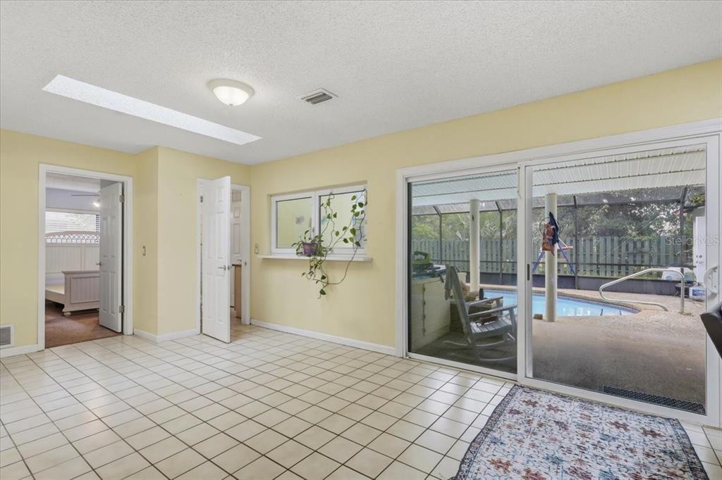 For Sale: $375,000 (3 beds, 3 baths, 2529 Square Feet)