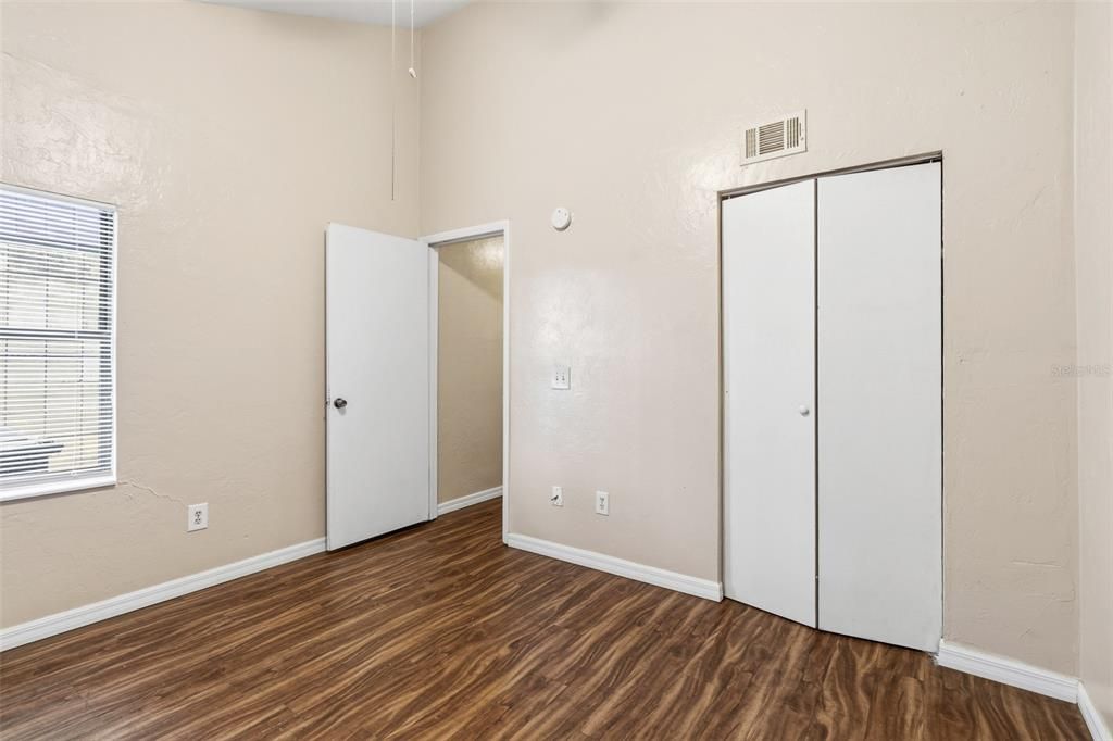 For Sale: $154,900 (2 beds, 2 baths, 1048 Square Feet)